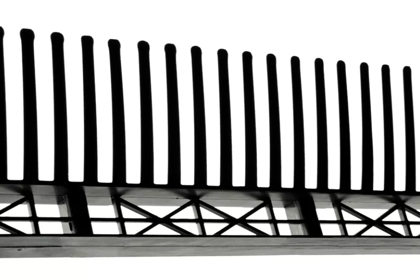 Okapowy element wentylacyjny z grzebieniem czarny 